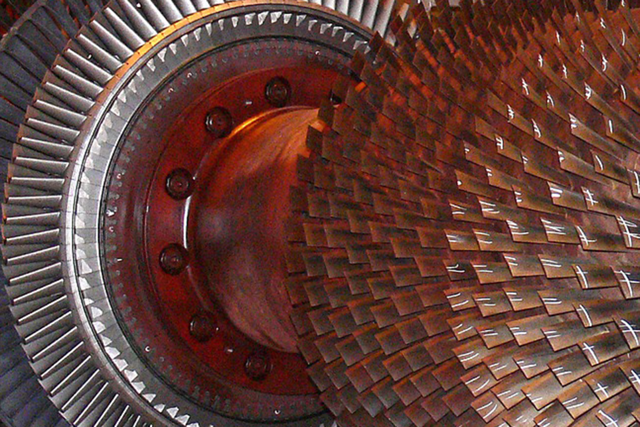 Nahaufnahme des inneren einer riesigen Turbine, detailnah sind mechanische Elemente zu sehen/bei Verlinkung führt Link zur Projektwebsite